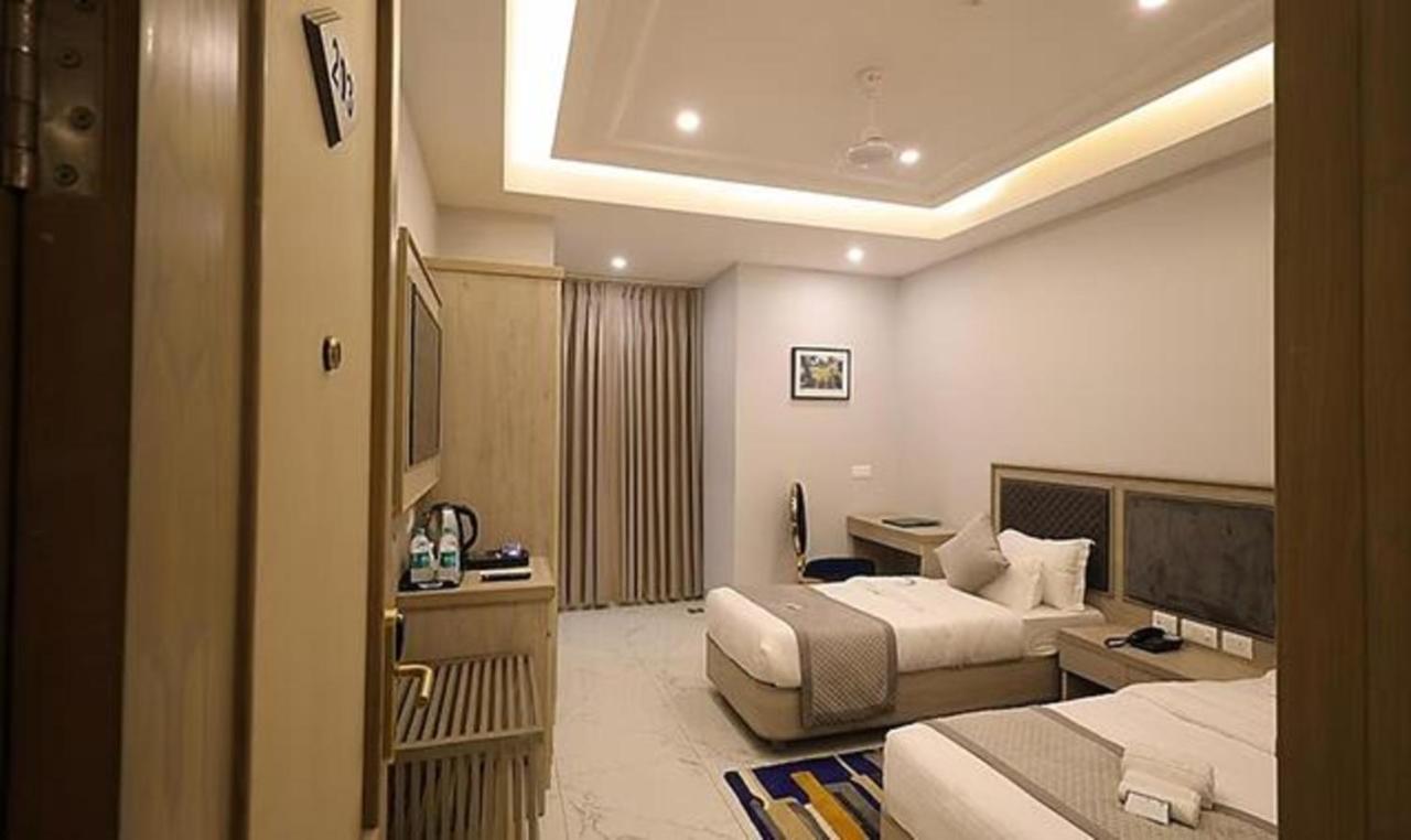 Fabhotel Prime Hampton By Ic'S Noida Eksteriør billede