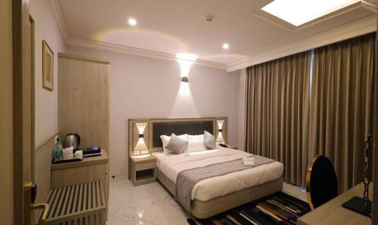 Fabhotel Prime Hampton By Ic'S Noida Eksteriør billede